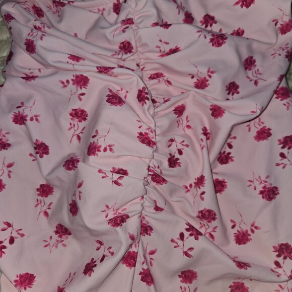 One\nPiece swimsuit with printed flowers , a scrunch back and D size cup - Picture 6 of 6